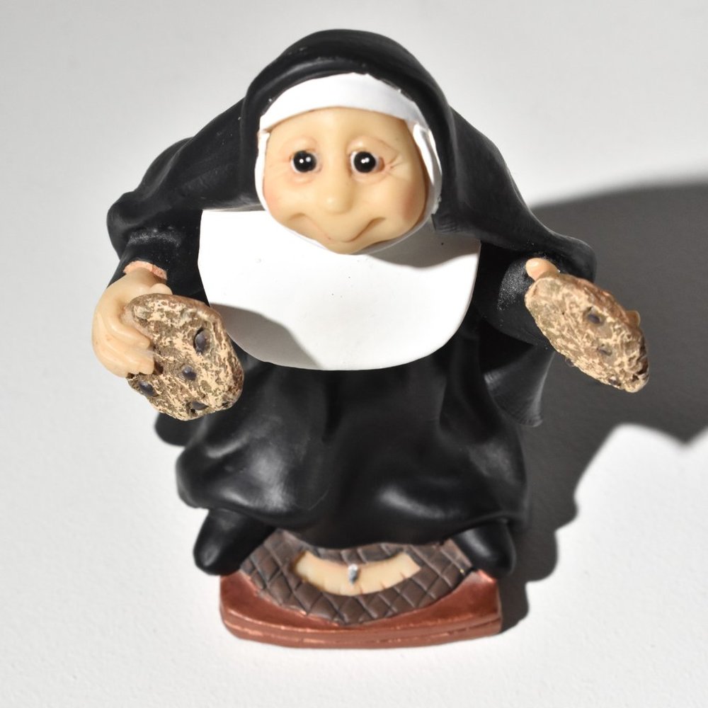 Sister Folk Maureen Nun Figurine 2006 "A Balanced Diet" Cookies Abbey Press 3.5"